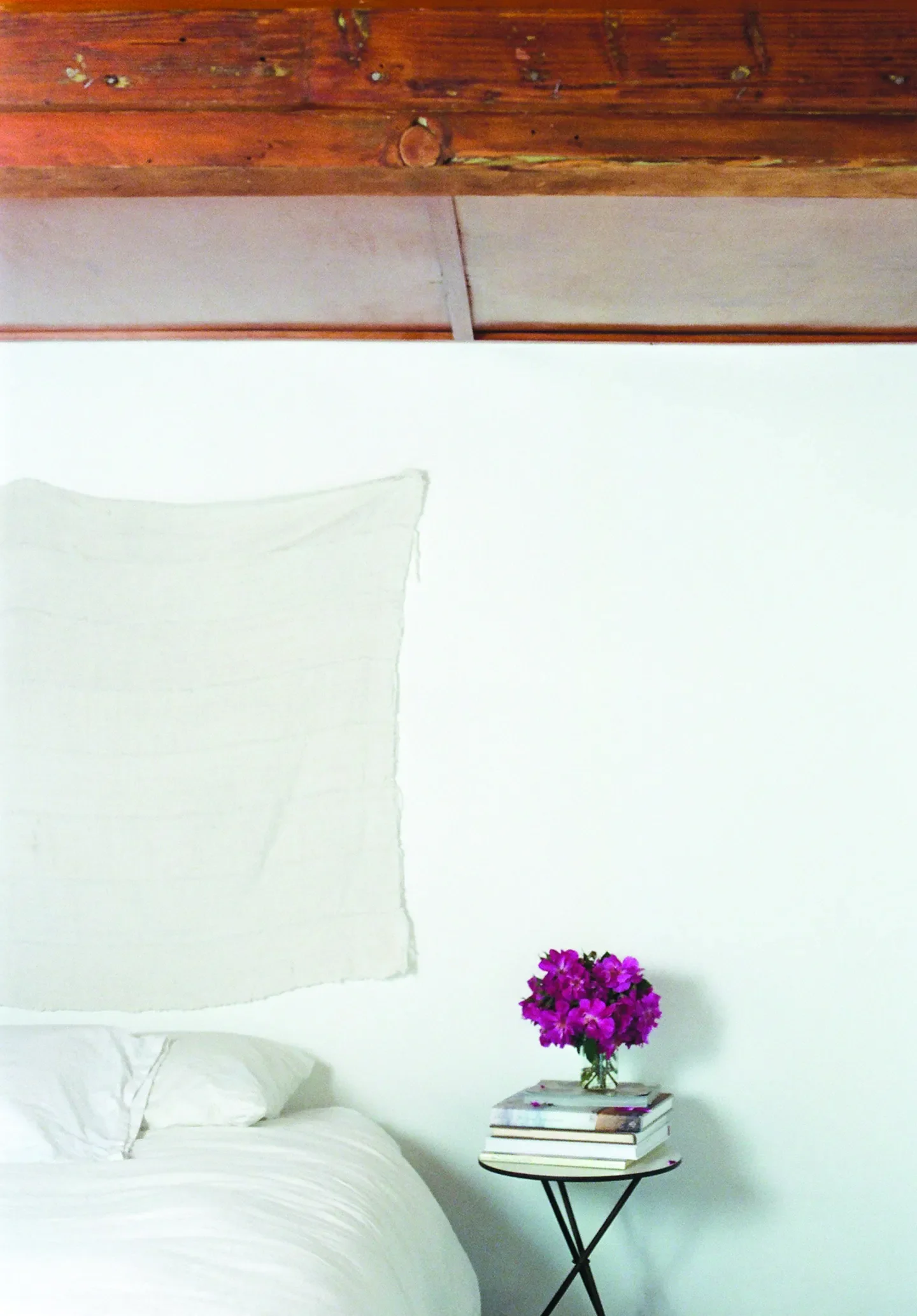 11 Designer-Approved Ways to Fill the Empty Space Above Your Bed