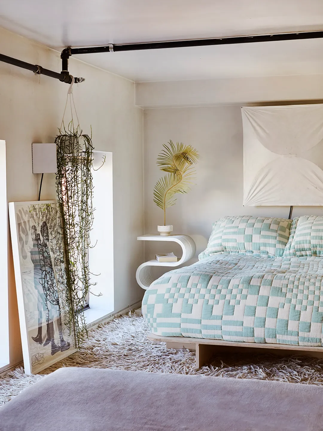 11 Designer-Approved Ways to Fill the Empty Space Above Your Bed