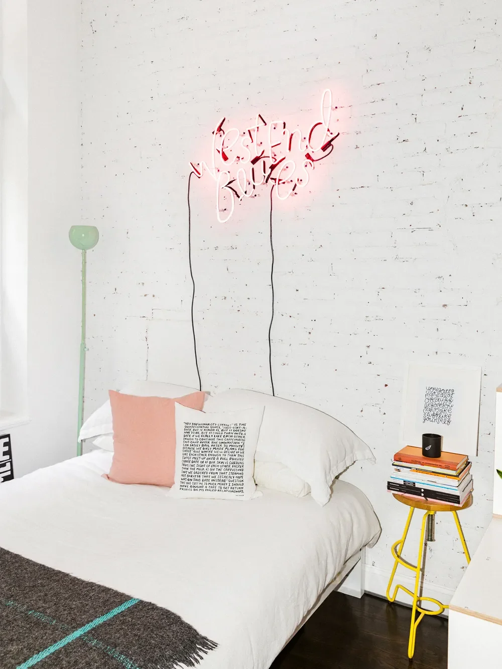 11 Designer-Approved Ways to Fill the Empty Space Above Your Bed