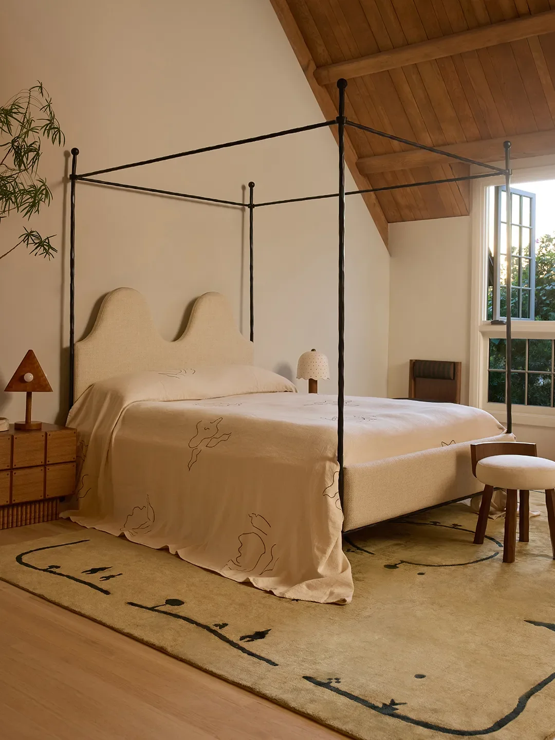 Sarah Sherman Samuel’s Trick for Making a Canopy Bed Feel Custom-Made