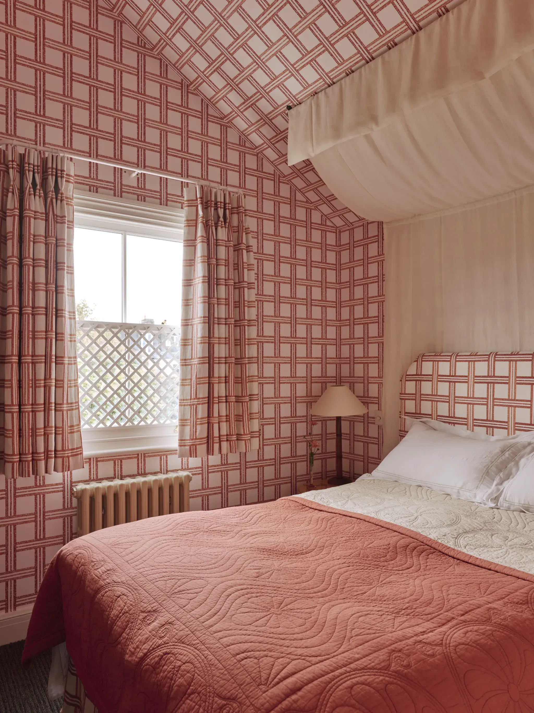 The Half-Tester Canopy Bed Designers Want You to Reconsider