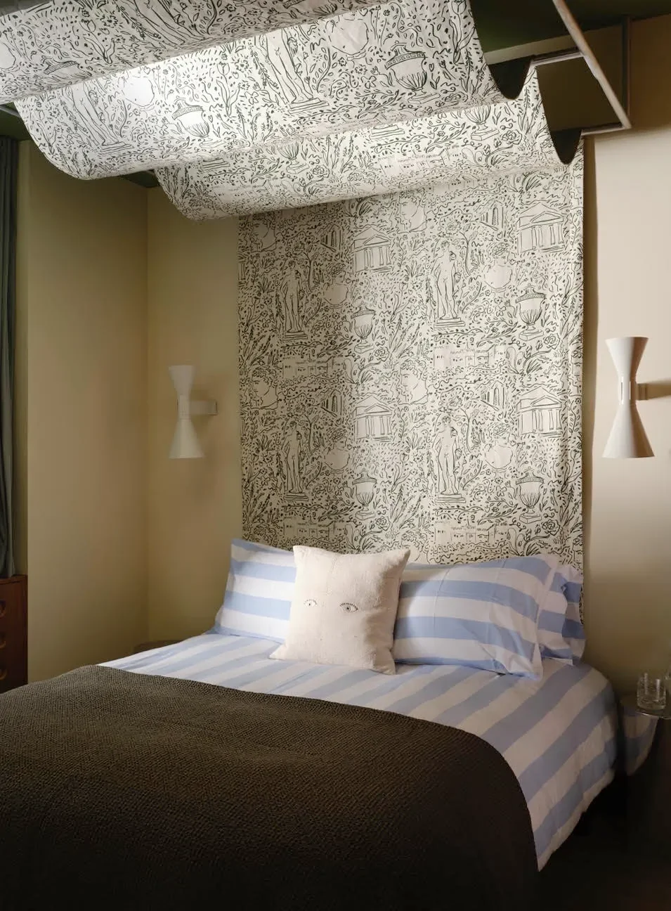 The Half-Tester Canopy Bed Designers Want You to Reconsider