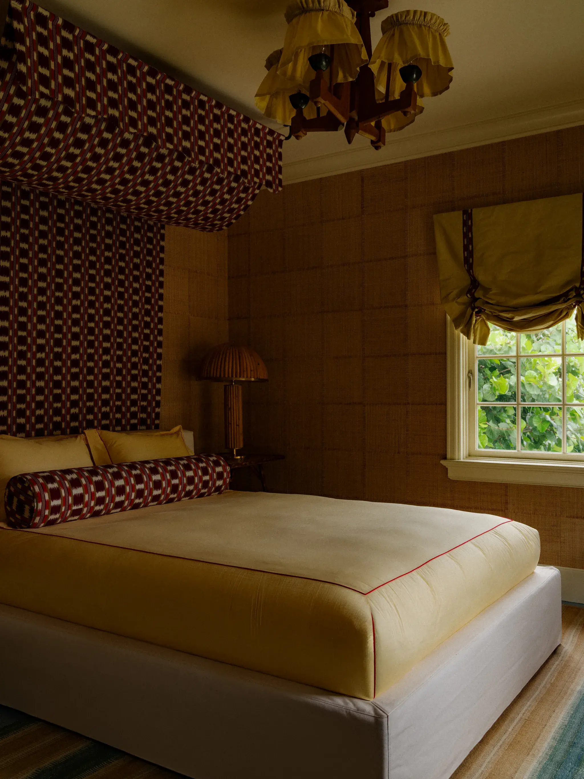 The Half-Tester Canopy Bed Designers Want You to Reconsider