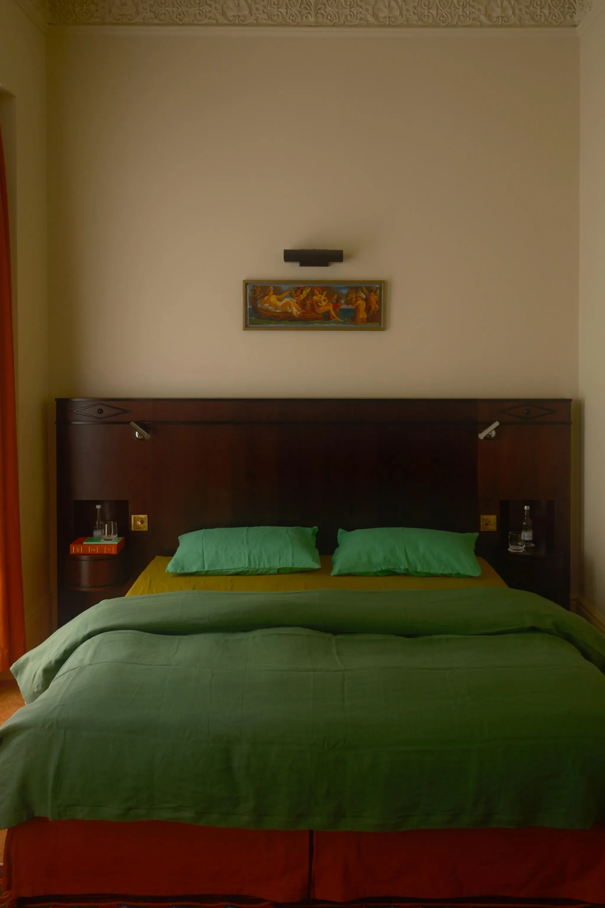 The Three-Color Formula Dominating Bed Styling in 2026